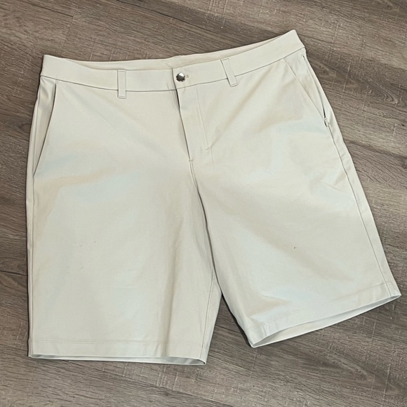 Lululemon Athletica Size 38 Flat Front Performance Cream ABC Shorts - Picture 1 of 10